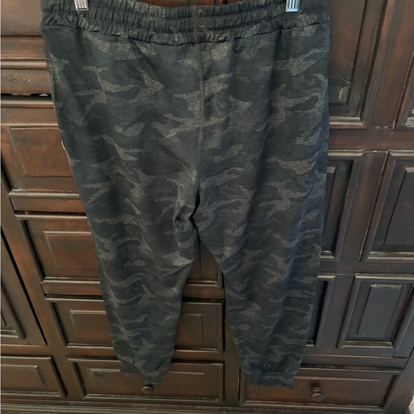 NWOT: Vuori Women's Performance Black Camouflage Jogger Pants- Size Medium - Picture 3 of 5